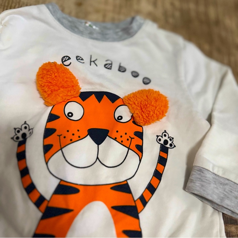 Peekaboo Tiger Graphic Sweatshirt